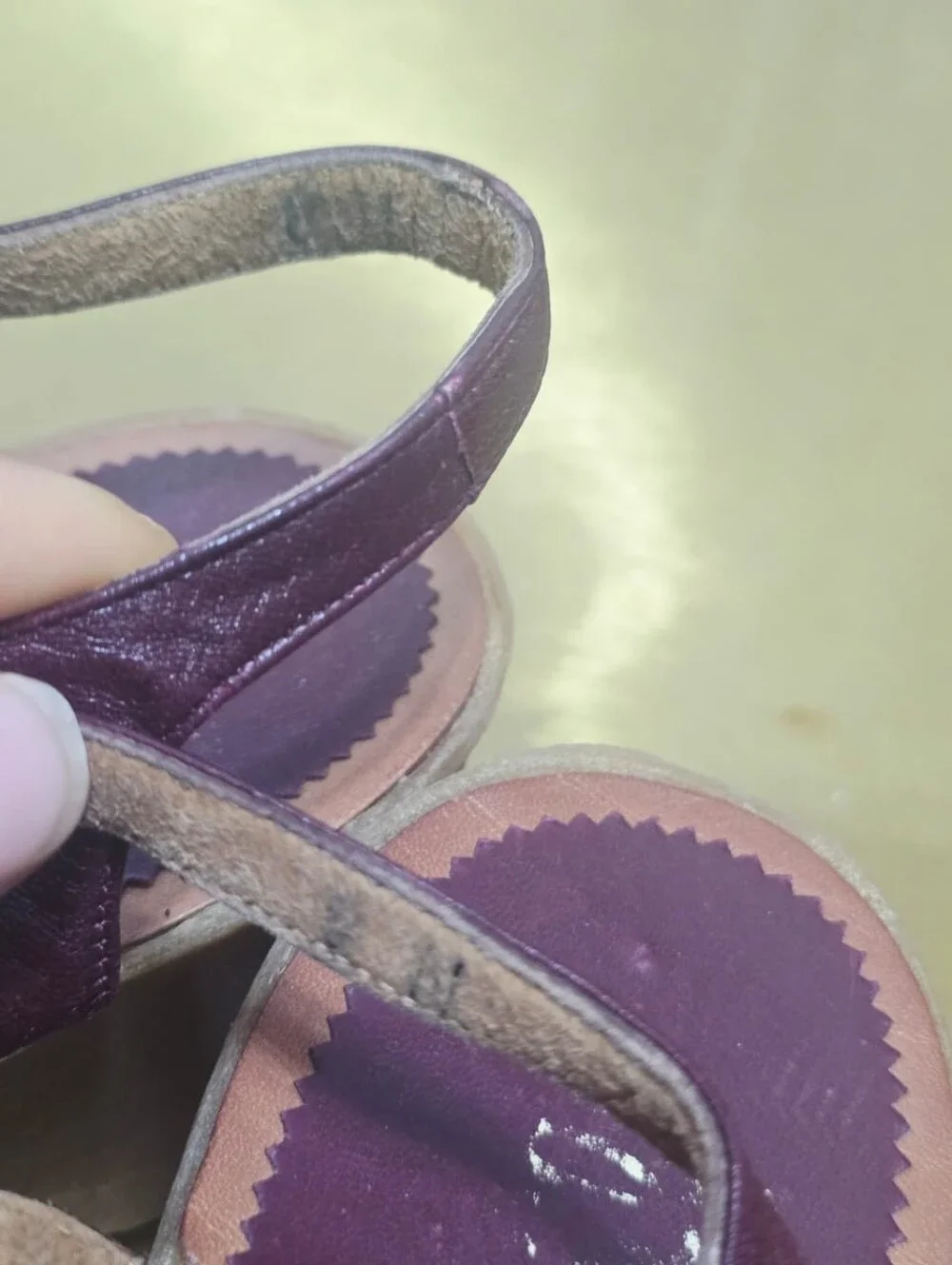 Pappagallo Burgundy Leather Wedge Heels T-strap with Three Horizontal Bands Sz 8